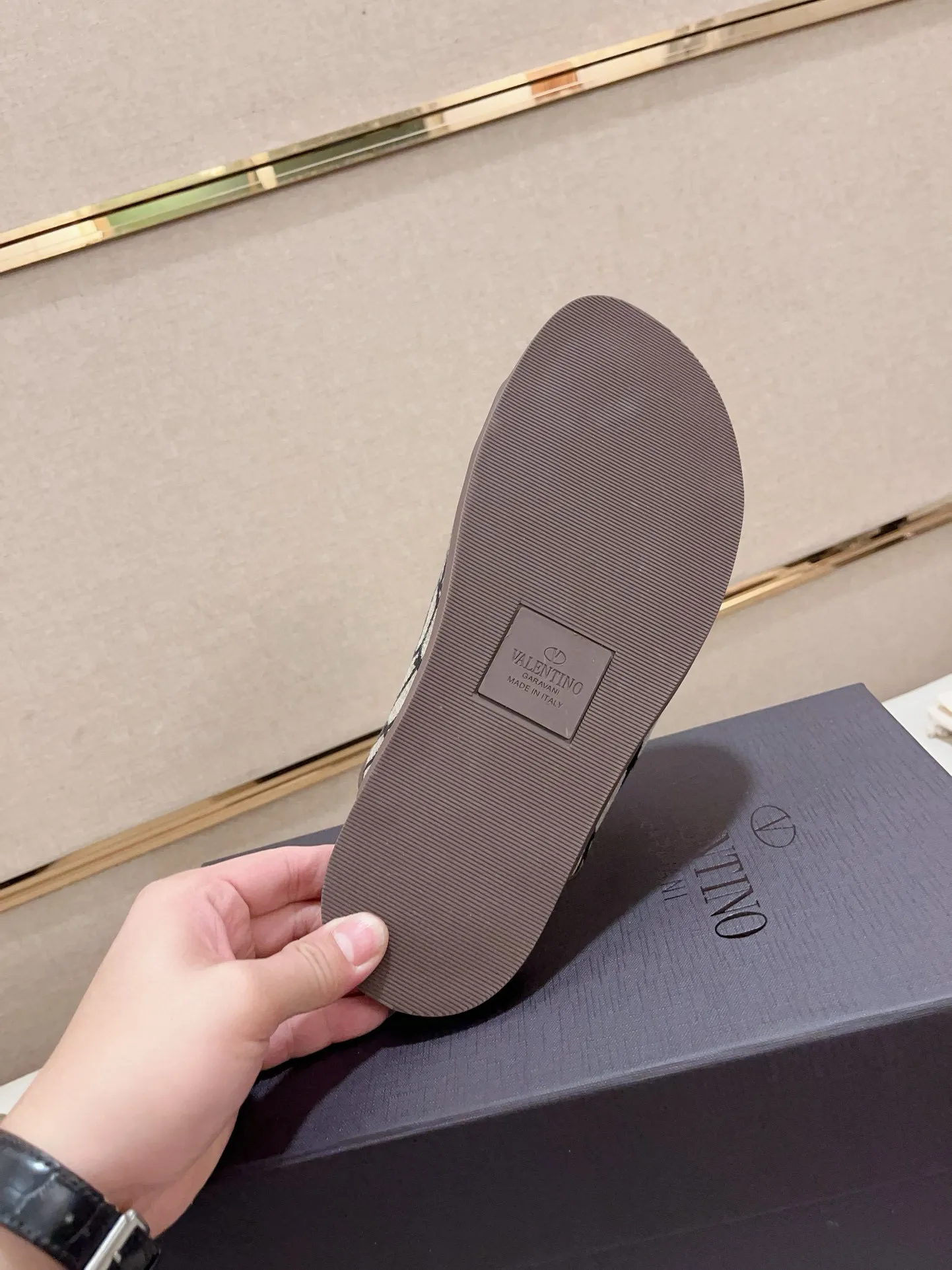 Men's shoes💰: 440💰[Valentino] New men's boutique slippers, counter quality, classic plaid, the actual workmanship is quite complex🔰The uppers are made of imported fabrics➕🐑Sheepskin lining, which tests the craftsman's craftsmanship➕original PU outsole. Size: 38-44 (45 can be customized, non-refundable)